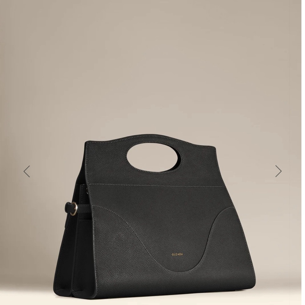 Oleada.  Color / Material
Caviar / Matte Pebble Italian Top Grain Leather